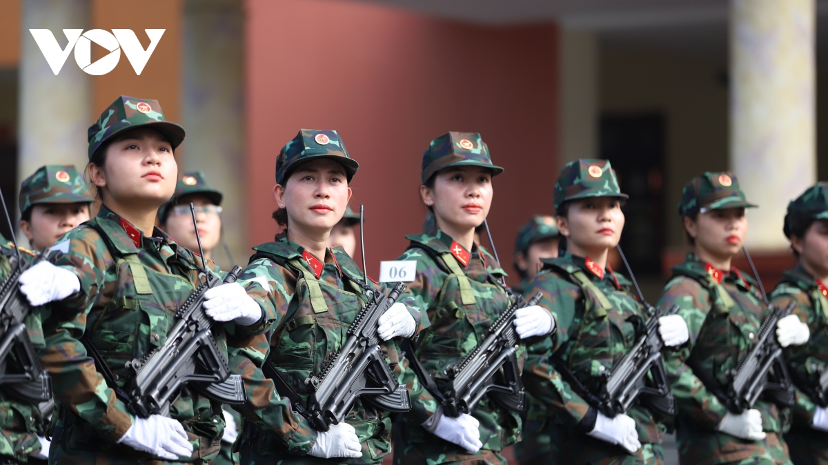 Những “bóng hồng” vượt nắng, rầm rập luyện tập diễu binh